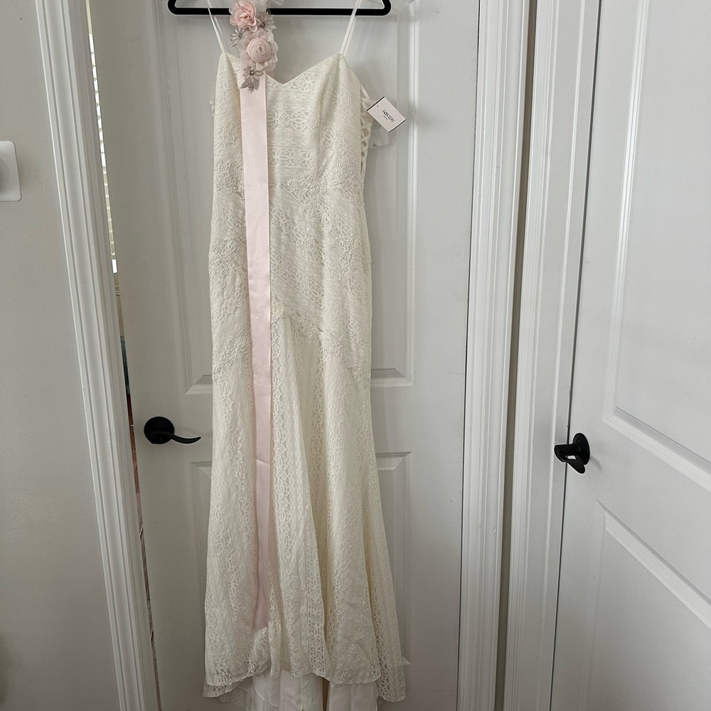 Elegant Cream Lace Wedding Dress